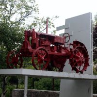 Old traktor. Старый трактор у техникума в Новом Буге., Новый Буг