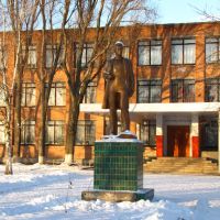 Памятник В. Ульянову на подвірї НВК №1. Monument for V. Ulianov in the front of School №1, Семеновка