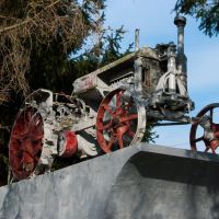 Памятник одному із перших тракторів в Здовбиці, Здолбунов