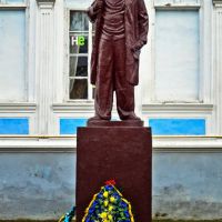 памятник Т. Шевченко, по легенде, переделанный из памятника В. Ленину, Корец