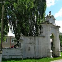 Вьездные ворота на территорию Михайловской церкви 1726г, разрушенную советами в шестидесятых годах,сейчас на территории ПТУ., Вишневец