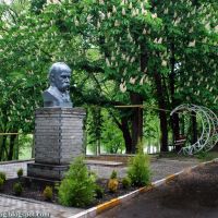 Monument to famous ukrainian poet T.G. Shevchenko in territory of cardiological sanatorium "Roscha", Песочин
