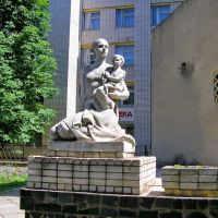 Скульптура возле роддома / Sculpture near the hospital, Великая Александровка