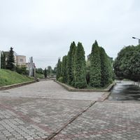 Вид на военный мемориал павшим советским солдатам от центрального перекрёстка Городка., Городок