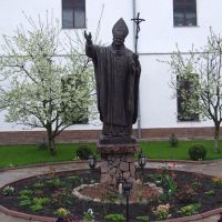 Pomnik Jana Pawła II na terenie klasztoru, Летичев