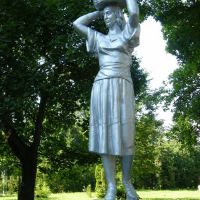 Памятник жінці з кошолкою, Новгород Северский