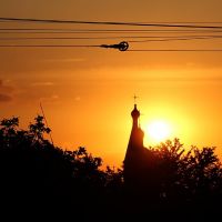Купола небольшого храма в Вапнярке на фоне восходящего солнца., Вапнярка