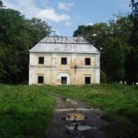 Old building in park, Голобы
