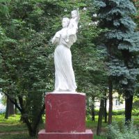 ►Статуя "жінка з дитиною", Любомль