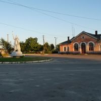 Вокзал у Любомлі, пам"ятник Хмельницькому, Любомль