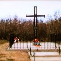 Turyjsk 2004, od niedawna już wyraźnie wiadomo, że między krzakami i drzewami znajduje się cmentarz, Турийск