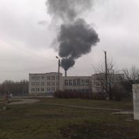 Школа на фоне трубы котельной, Першотравенск