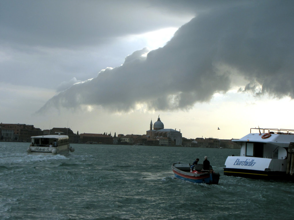 По судоходному каналу, Венеция