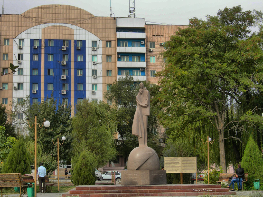 Ул. Сулейменова. Памятник влюблённым, Тараз