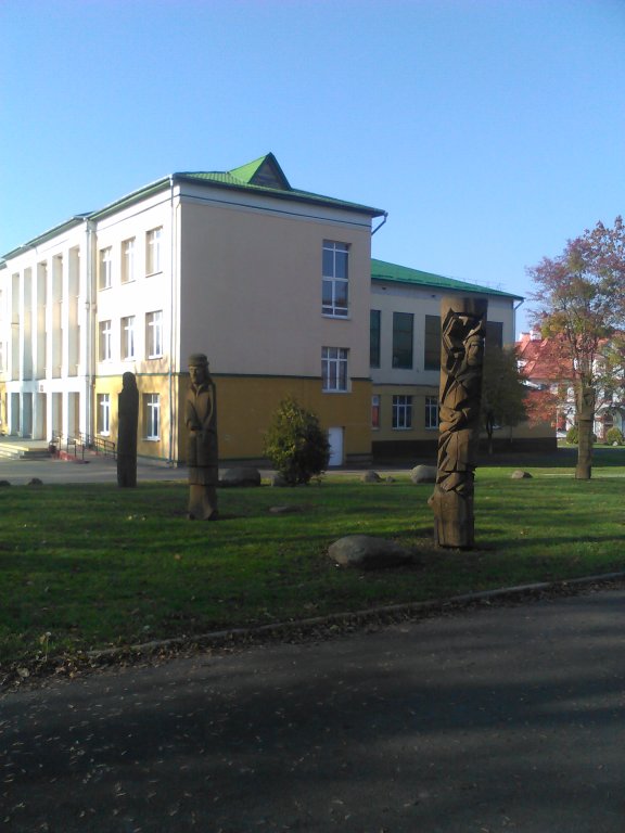 Каменец Деревянные скульптуры возле школы, Каменец