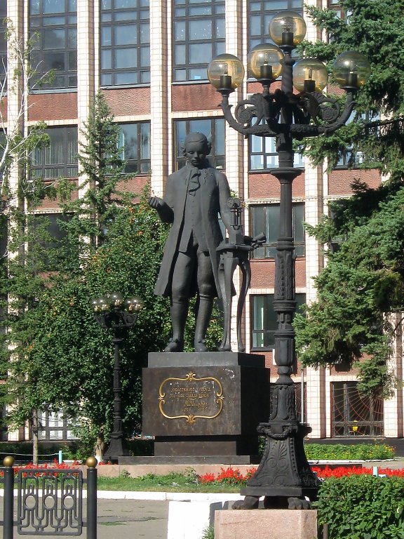 памятник Ползунову у Политехнического университета на Ленинском проспекте, Барнаул