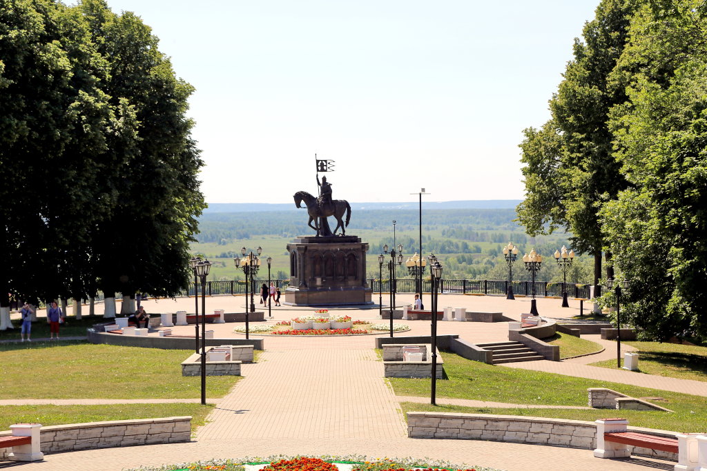Вид на памятник святителям владимирской земли со стороны Свято-Успенского собора, Владимир