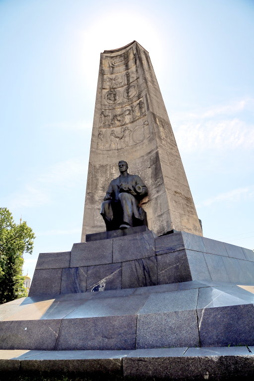 Монумент в честь 850-летия основания Владимира, Владимир