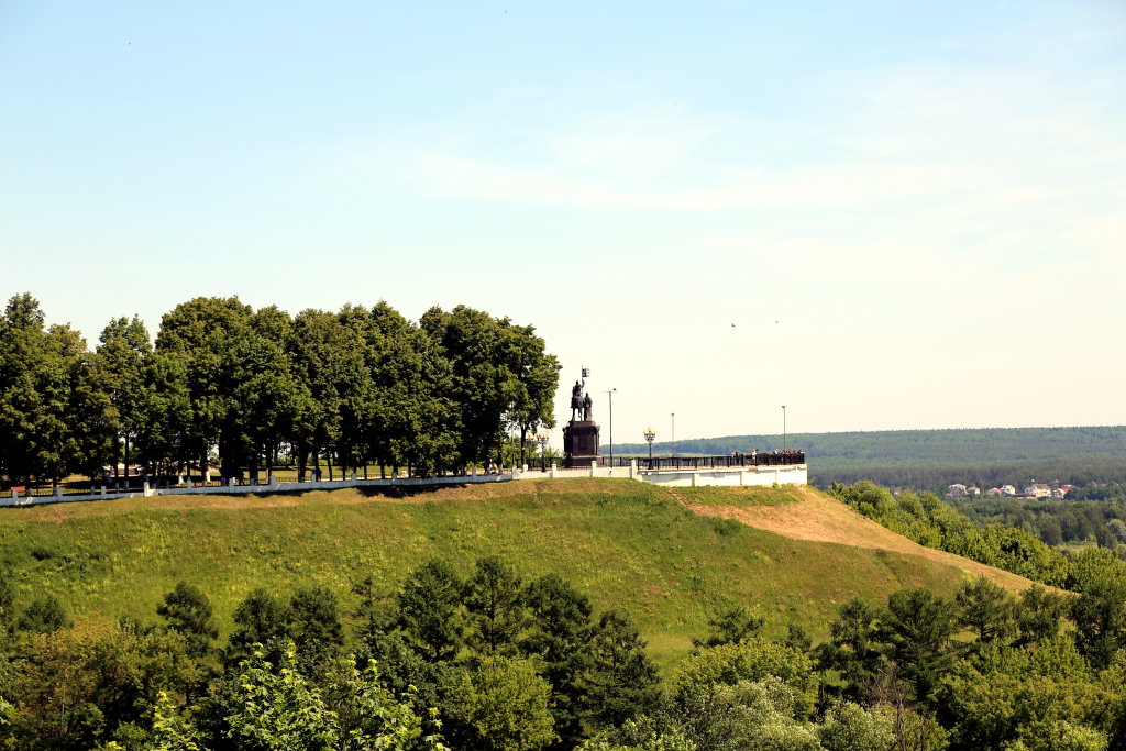 Вид на памятник святителям Владимирской земли, Владимир