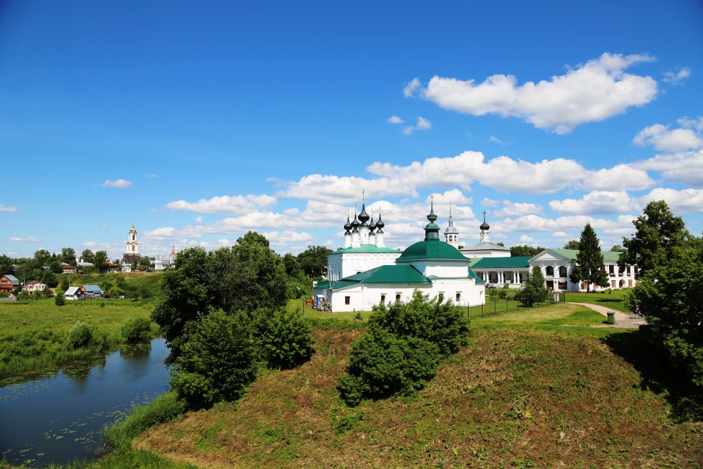 Вид на центр города и Пятницкую церковь с кремлёвского вала, Суздаль