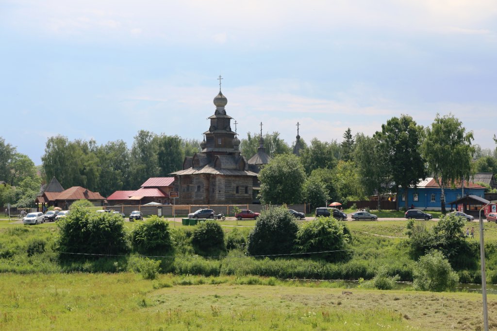 Вид на музей деревянного зодчества из кремля, Суздаль