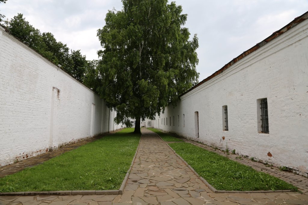 Двор бывшей политической тюрьмы в Спасо-Ефимиевском монастыре, Суздаль