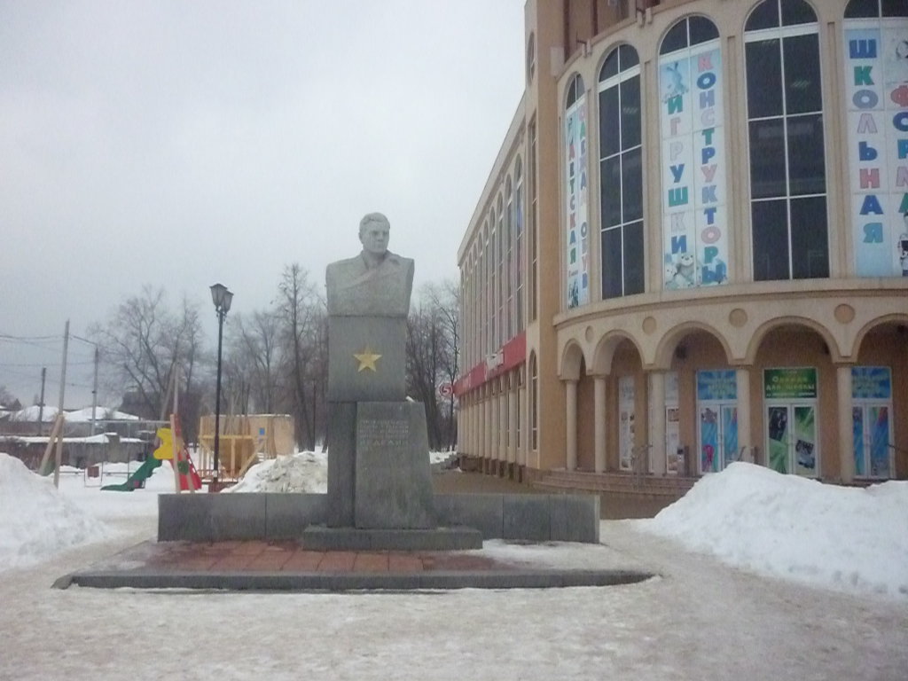 Памятник Неделину Митрофану Ивановичу -герою Советского Союза, Борисоглебск