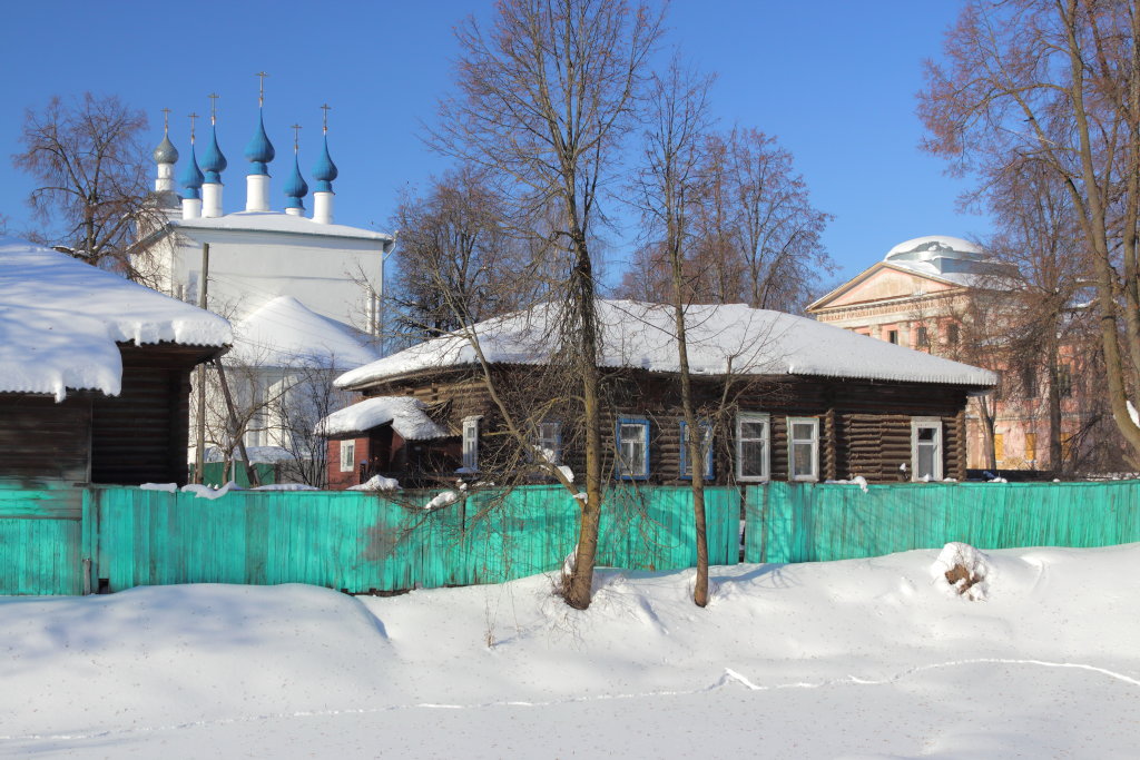 Остатки земельно - деревянных укреплений Шуйского кремля. Впереди - бывший ров, на месте забора - был вал и городская стена., Шуя