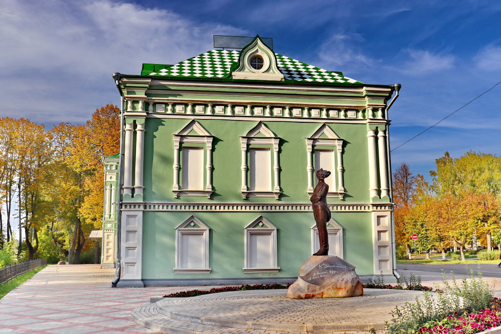 Памятник Константину Бальмонту рядом с краеведческим музеем., Шуя