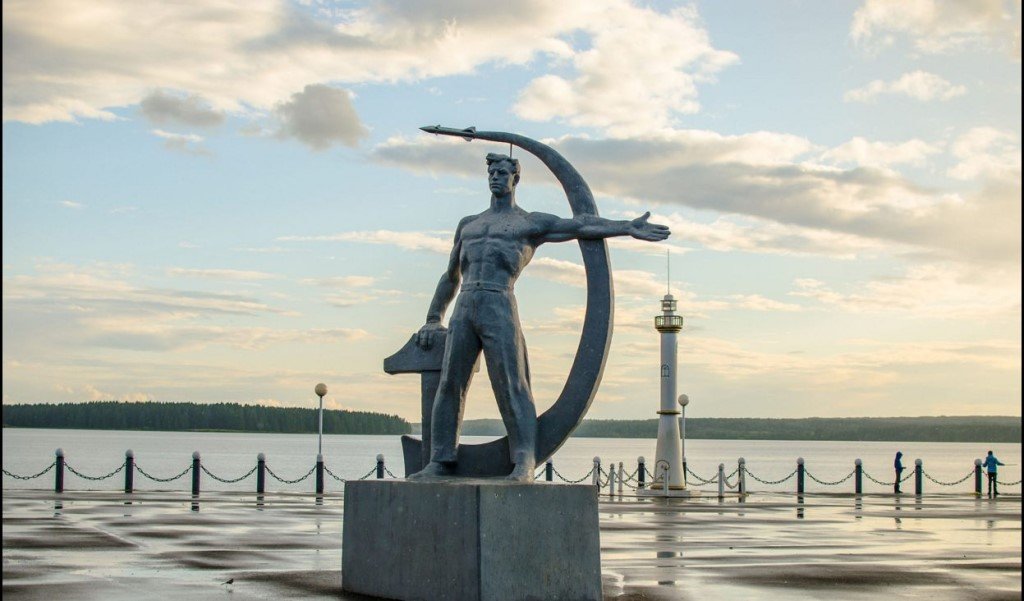 Памятник Слава Труду (отреставрированный), Омутнинск