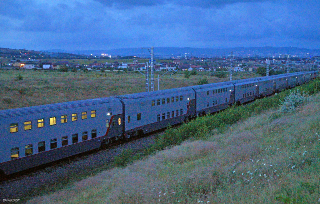 Двухэтажный поезд № 28 Москва-Анапа на приближении в Анапу. 9 июля 2019 г., Анапа