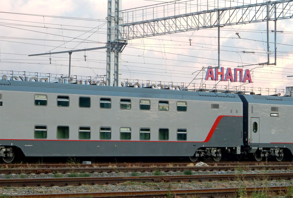 Вагоны двухэтажного поезда № 28 Москва-Анапа, станция Анапа, июль 2019 г., Анапа