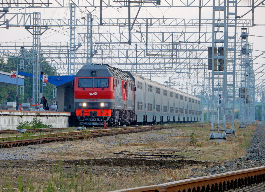 Двухэтажный поезд № 28 Москва-Анапа на станции Анапа, 9 июля 2019 г., Анапа