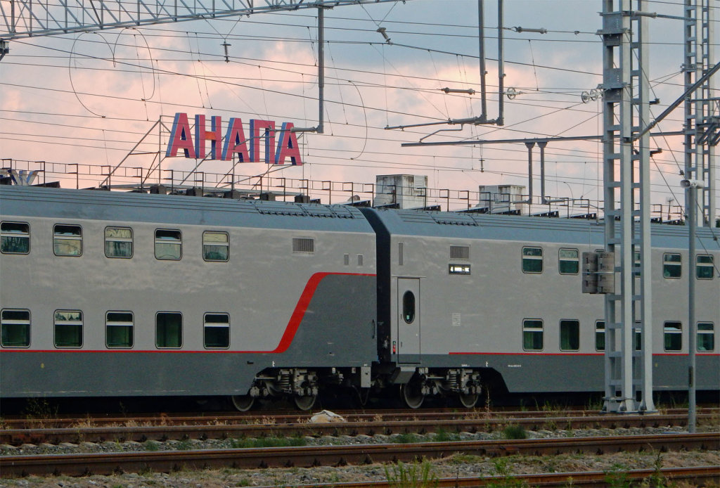 Двухэтажный поезд № 28 Москва-Анапа на станции Анапа, 9 июля 2019 г., Анапа
