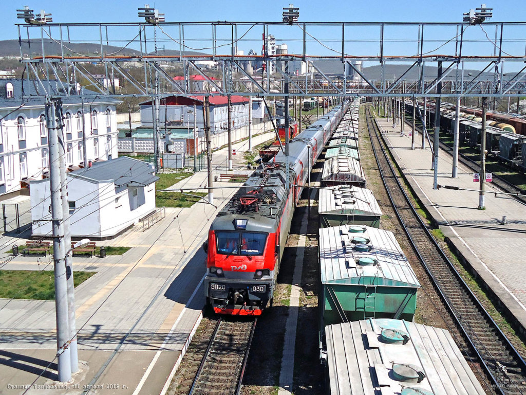 Станция  Тоннельная, прибытие поезда № 29 Москва-Новороссийск, апрель 2019 г., Верхнебаканский