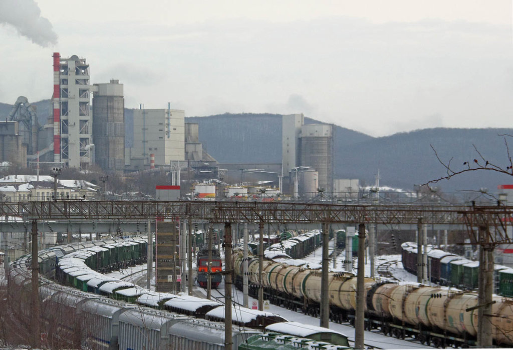 Вид на станцию Тоннельная и цементный завод, январь 2019 г., Верхнебаканский