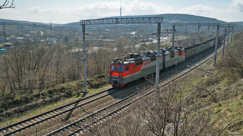 Грузовой поезд на фоне пос. Верхнебаканский, март 2019 г., Верхнебаканский