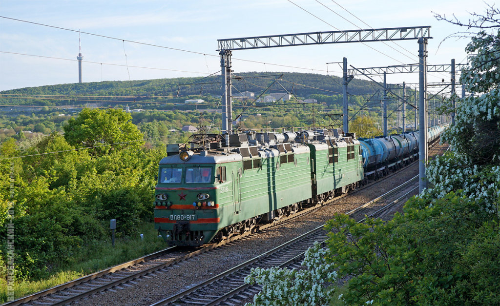 Грузовой поезд на фоне пос. Верхнебаканский, май 2019 г., Верхнебаканский