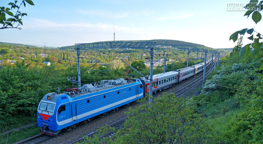Поезд № 378 Новороссийск-Москва на фоне пос. Верхнебаканский, май 2019  г., Верхнебаканский