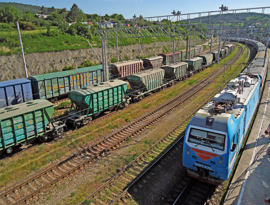 Поезд № 326 Новороссийск-Пермь прибывает на станцию Тоннельная, май 2019 г., Верхнебаканский
