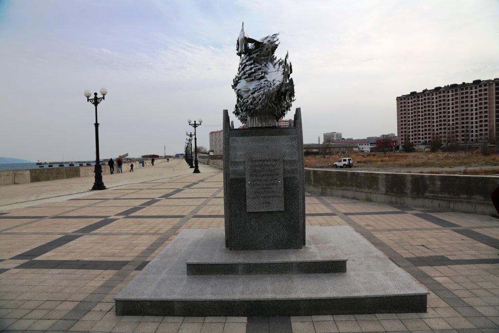 Памятник маленькой рыбке - хамсе. Кормилице города-героя., Новороссийск