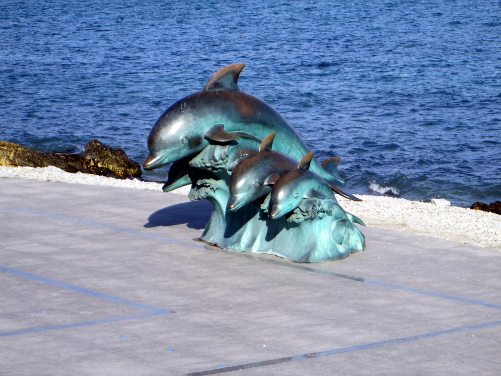 Скульптурная группа "Дельфины" на набережной, Новороссийск