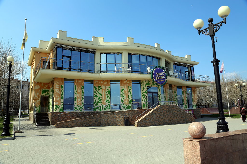 Ресторан "Эник-Беник" на набережной в апреле 2019, Новороссийск