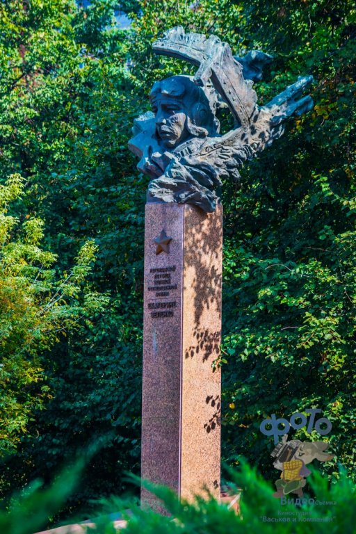 в 1988г. на улице Ленина был установлен памятник лётчице, Герою Советского Союза, Екатерине Ивановне Зеленко., Курск