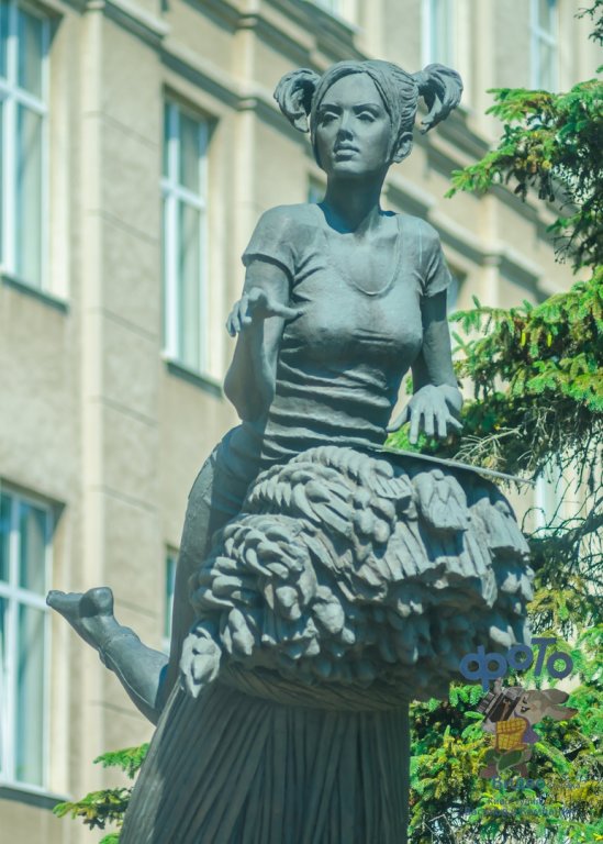 скульптурная композиция — студентка и кукуруза, Курск