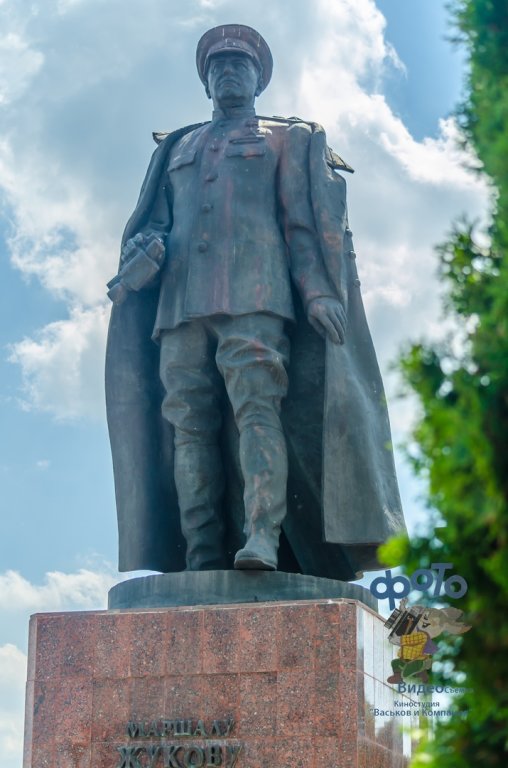 Памятник маршалу Г.К. Жукову. Скульпторы В.И. Бартенев и И.А. Минин, Курск