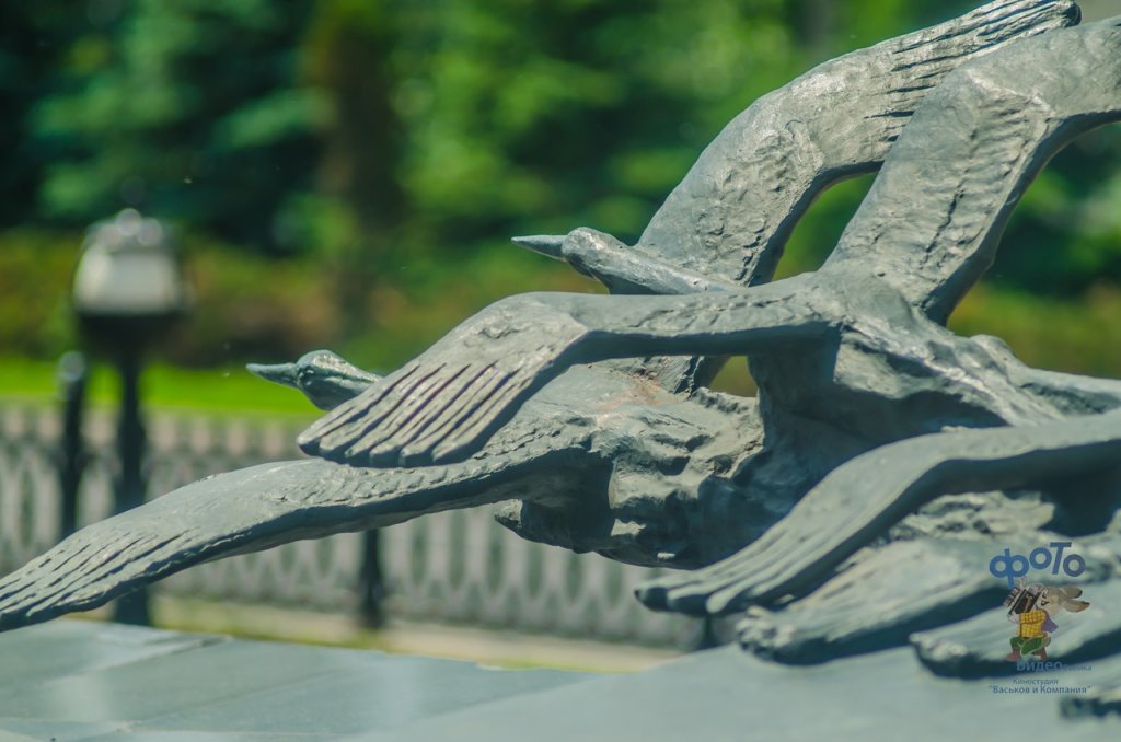 Гранитное надгробие «Неизвестному солдату Курской земли» на братской могиле., Курск