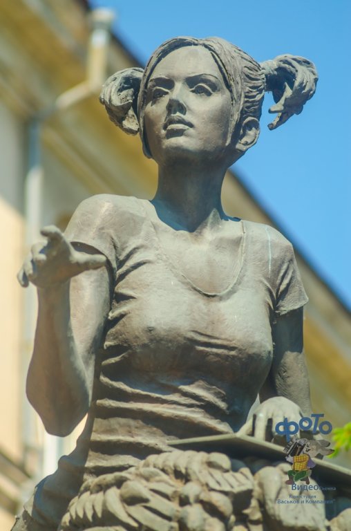 скульптурная композиция — " студентка с рожью"., Курск
