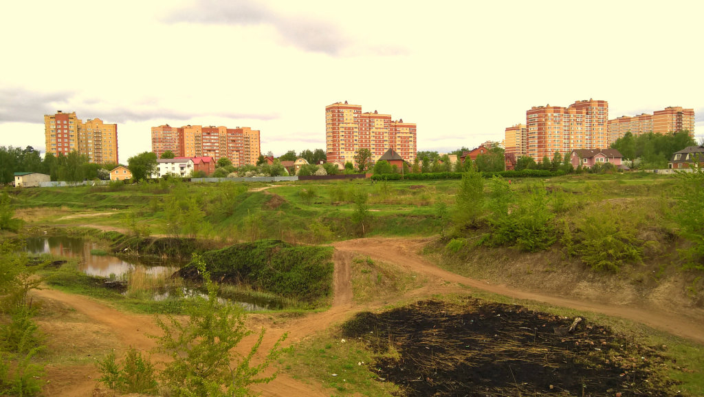 Вид с ул. Станционная. Раньше здесь было озеро,теперь просто большая яма (05.2016), Ивантеевка