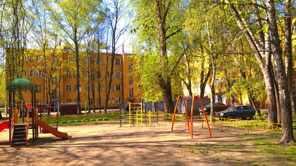 Детская площадка во дворе (ул. Адмирала Жильцова,4)  05.2016, Ивантеевка